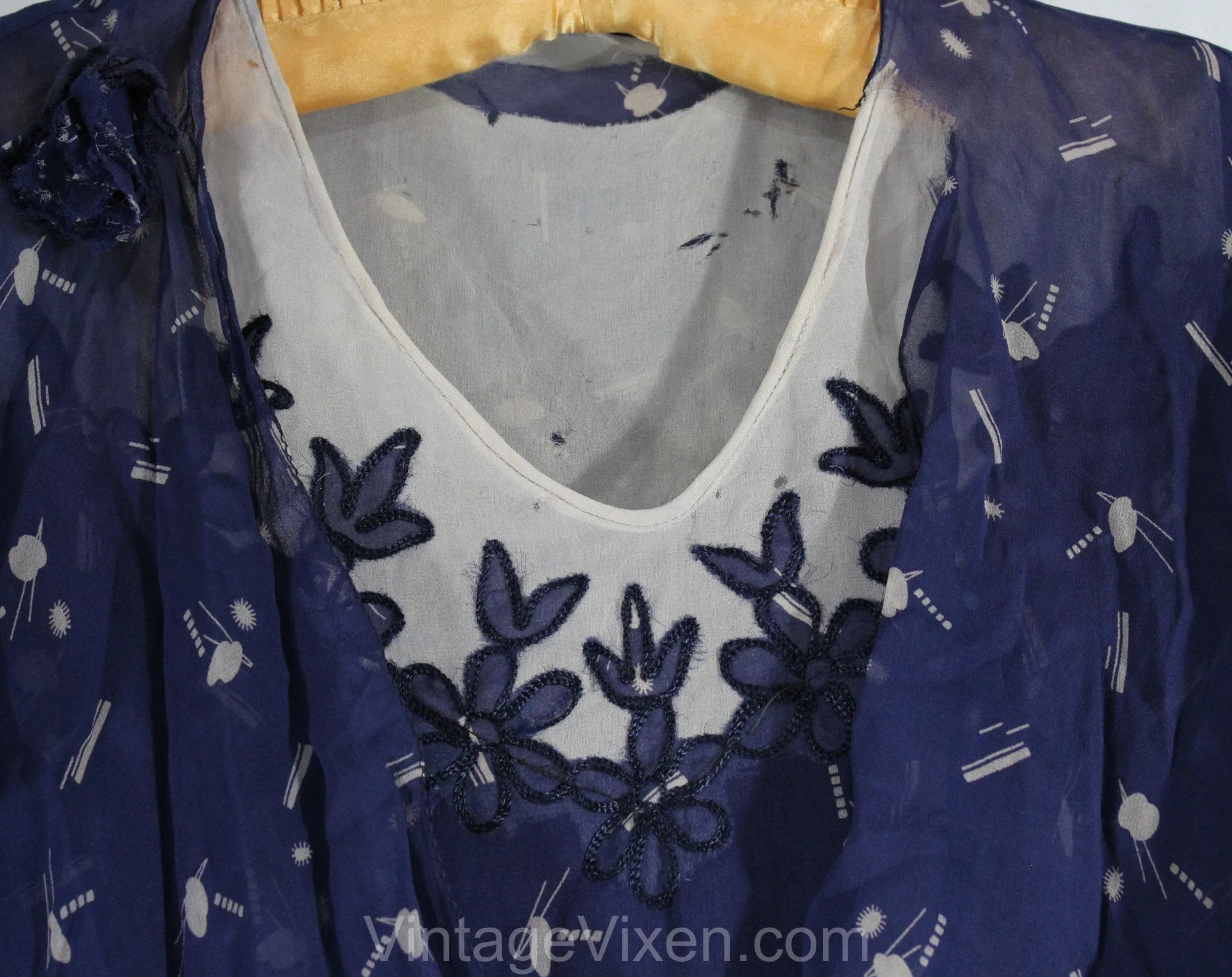 As Is Size 12 1920s 30s Novelty Print Dress - Blue & White Deco Artists Palettes - Chain Stitched Flowers - Fragile Torn - Bust 38 - 50832